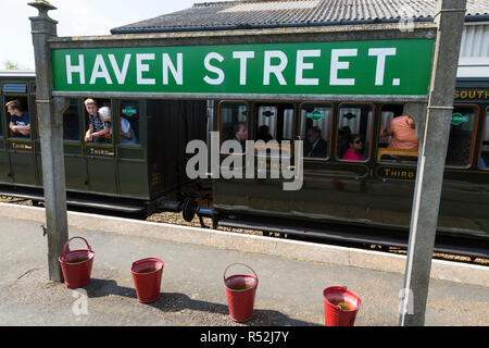 Dritte 3.Klasse Waggon auf dem historischen Isle of Wight Steam Railway Line, mit Havenstreet Hauptstraße, Haven street Station Zeichen gesehen. Stockfoto