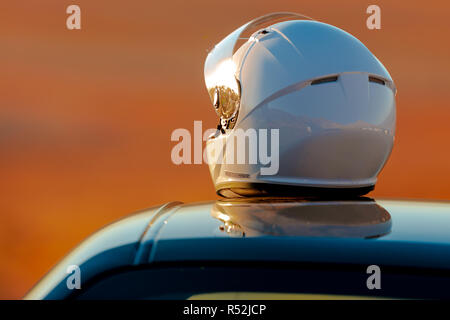 Ein Racing Helm Auf einem Auto auf der Spur in der frühen Morgensonne Stockfoto