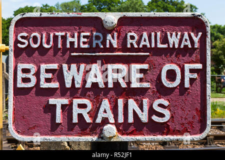 Gusseisen lackiert Achtung der Züge Schild; Vintage/alte Southern Railway Warnzeichen, dass es fahrende Züge an einer Kreuzung. Das VEREINIGTE KÖNIGREICH (98) Stockfoto