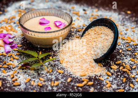 Nahaufnahme von face Pack für Akne und Pickeln: Haferflocken mit Wasser auf Holz- Oberfläche mit einigen Rosa Blütenblätter. Stockfoto