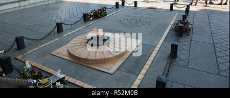 Ewige Flamme der das Grabmal des Unbekannten Soldaten unter dem Triumphbogen in Paris Frankreich Stockfoto