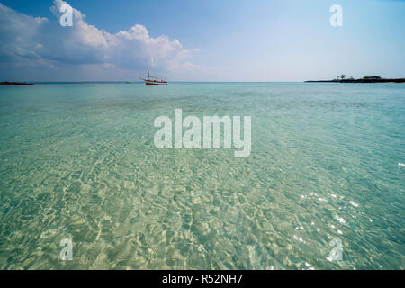 Eine Dhow gesehen Inn das kristallklare Wasser von Paradise Island, Mosambik Stockfoto