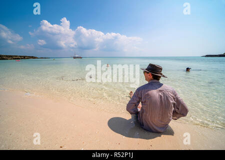 Ein Tourist befindet sich an einem Strand auf Paradise Island im Mosambik-Archipel Bazaruto. Stockfoto