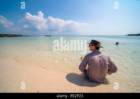 Ein Tourist befindet sich an einem Strand auf Paradise Island im Mosambik-Archipel Bazaruto. Stockfoto