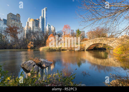 Der Teich im Central Park in New York City im Herbst Tag, USA Stockfoto