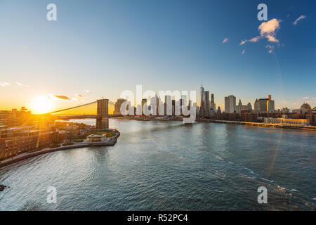 Blick auf die Brooklyn Bridge und Manhattan bei Sonnenuntergang, New York City Stockfoto