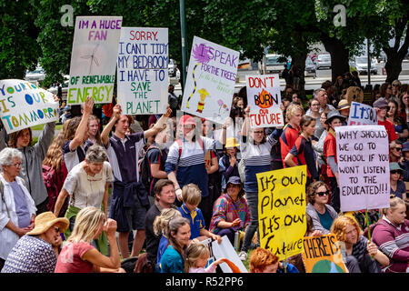 Etwa 1000 Schüler versammelten sich heute am 29. November 2018 vor dem Parlament in Hobart, Tasmanien zu fordern staatliche Maßnahmen auf die globale Erwärmung und den Klimawandel. Stockfoto