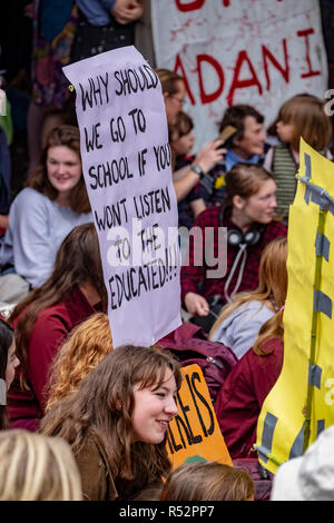 Etwa 1000 Schüler versammelten sich heute am 29. November 2018 vor dem Parlament in Hobart, Tasmanien zu fordern staatliche Maßnahmen auf die globale Erwärmung und den Klimawandel. Stockfoto