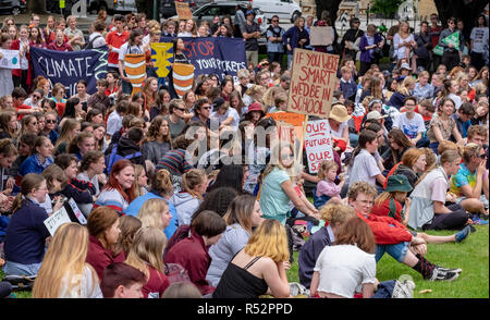 Etwa 1000 Schüler versammelten sich heute am 29. November 2018 vor dem Parlament in Hobart, Tasmanien zu fordern staatliche Maßnahmen auf die globale Erwärmung und den Klimawandel. Stockfoto