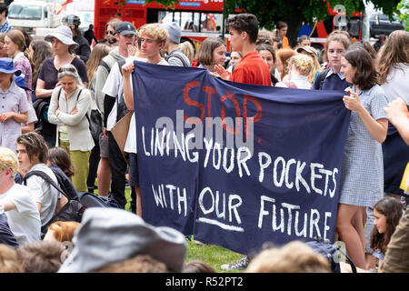 Etwa 1000 Schüler versammelten sich heute am 29. November 2018 vor dem Parlament in Hobart, Tasmanien zu fordern staatliche Maßnahmen auf die globale Erwärmung und den Klimawandel. Stockfoto