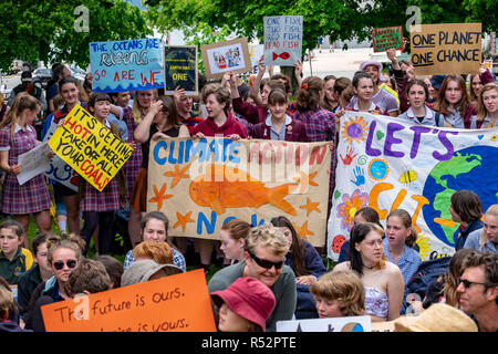 Etwa 1000 Schüler versammelten sich heute am 29. November 2018 vor dem Parlament in Hobart, Tasmanien zu fordern staatliche Maßnahmen auf die globale Erwärmung und den Klimawandel. Stockfoto