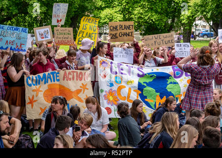 Etwa 1000 Schüler versammelten sich heute am 29. November 2018 vor dem Parlament in Hobart, Tasmanien zu fordern staatliche Maßnahmen auf die globale Erwärmung und den Klimawandel. Stockfoto