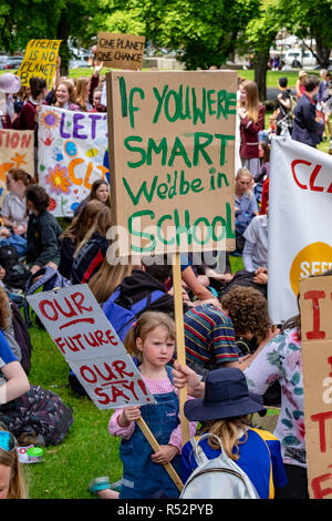 Etwa 1000 Schüler versammelten sich heute am 29. November 2018 vor dem Parlament in Hobart, Tasmanien zu fordern staatliche Maßnahmen auf die globale Erwärmung und den Klimawandel. Stockfoto