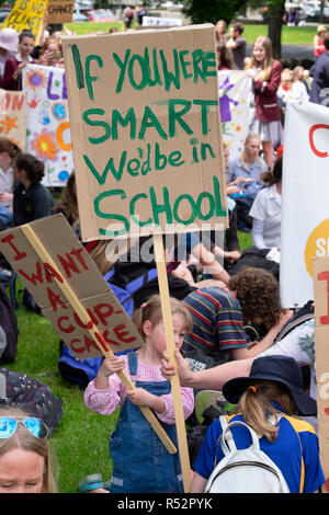 Etwa 1000 Schüler versammelten sich heute am 29. November 2018 vor dem Parlament in Hobart, Tasmanien zu fordern staatliche Maßnahmen auf die globale Erwärmung und den Klimawandel. Stockfoto