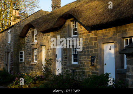 Stone Cottages mit Strohdächern Baslow Derbyshire Stockfoto