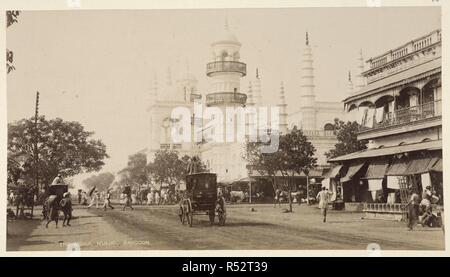 Die Mogul Musjid, Rangun. Eine allgemeine Street Scene mit der Moschee im Hintergrund. Curzon Sammlung: Album 'von der Rezeption Ausschuss vorgelegt, Lord und Lady Curzon als Erinnerung an Ihre Exzellenzen" Besuch in Rangun, Dezember 1901'. 1890. Quelle: Foto 430/14 (4). Sprache: Englisch. Thema: Watt und Skeen. Stockfoto