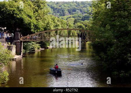 Ruderboot auf dem Fluss in der Touristenstadt Matlock im Derbyshire Peak District England Stockfoto