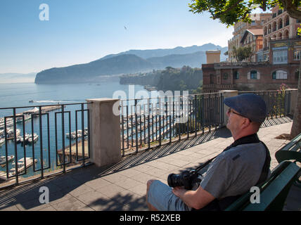 Sorrento, Italien, 13. Juni 2017: Blick auf die Marina und die Klippen in Sorrent. Golf von Neapel, Kampanien, Italien