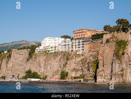 Blick auf die Häuser und Hotels auf den Klippen in Sorrent. Golf von Neapel, Kampanien, Italien