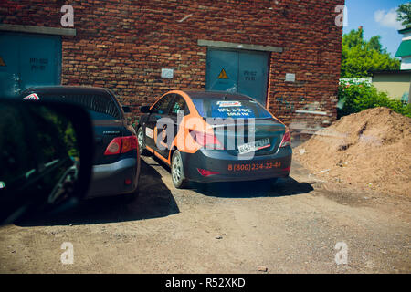 Ufa, Russland - Juli 3, 2018: Autos-sharing - Eröffnung einer neuen service Autovermietung pro Minute. unehrliche Benutzer-drivers.Gebrochen Wagennummer. delimobil Stockfoto