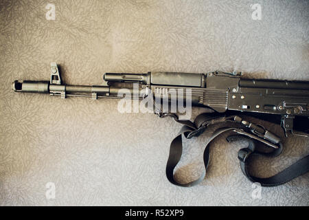 Airsoft gun mit der Schutzbrille und viele Kugeln Stockfoto