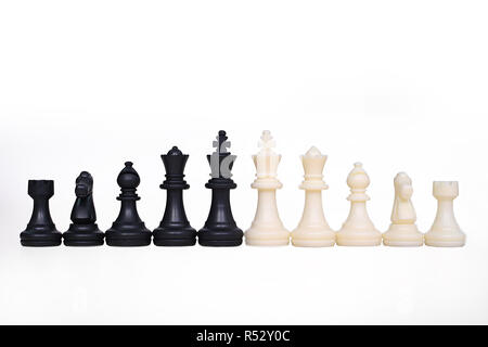 Schach Schachfiguren auf dem weißen Hintergrund. Stockfoto