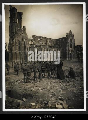Kirche ruinierte durch Deutsche Muscheln [Laventie, Frankreich]. Britische Soldaten und einem französischen Priester auf dem Marktplatz versammelten, in die zerstörte Kirche im Hintergrund. 4. August 1915. Aufzeichnung der indischen Armee in Europa während des Ersten Weltkrieges. Jahrhunderts, 1915. Gelatine Silber gedruckt. Quelle: Foto 24 / (226). Autor: Dhaka, H. D. Stockfoto
