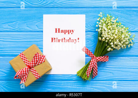 Herzlichen Glückwunsch zum Geburtstag, Grußkarte und Blumen auf Holz- Hintergrund Stockfoto