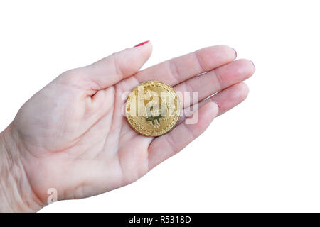 Virtuelles Geld goldene Bitcoin auf Frauen Hand Finger auf weißem Hintergrund Stockfoto