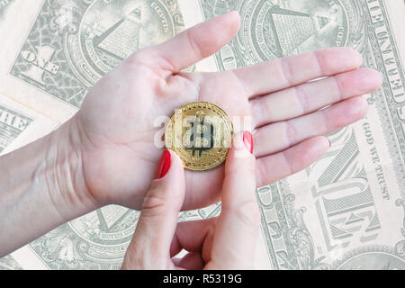 Virtuelles Geld goldene bitcoin Frauen hand mit Rote nägel Finger;;;;;;;; ar Rechnungen Hintergrund Stockfoto