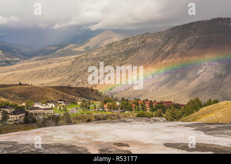 Regenbogen über Mammut Gemeinschaft Stockfoto