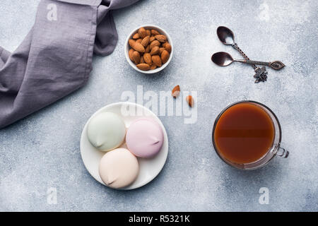 Tasse heiße Schokolade und Marshmallows, Mandeln auf dem Tisch Stockfoto