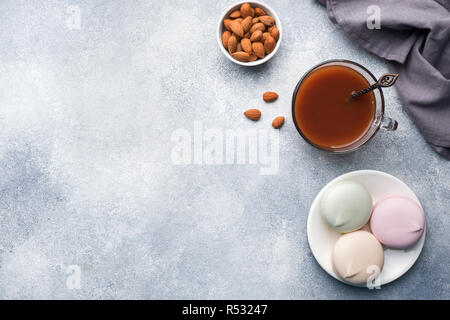 Tasse heiße Schokolade und Marshmallows, Mandeln auf dem Tisch Stockfoto