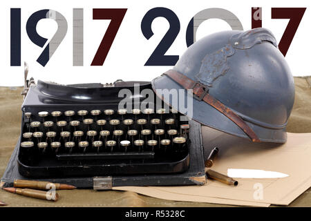 Beim französischen Militär Helm aus dem Ersten Weltkrieg die alte Schreibmaschine Stockfoto