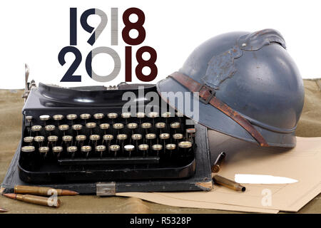 Beim französischen Militär Helm aus dem Ersten Weltkrieg die alte Schreibmaschine Stockfoto