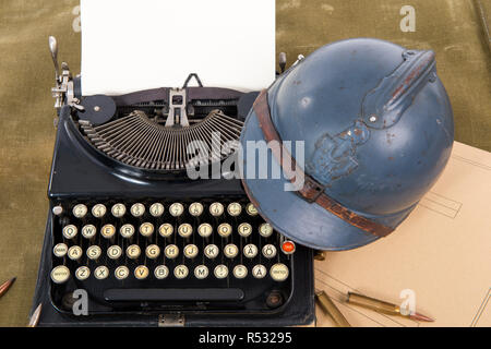 Beim französischen Militär Helm aus dem Ersten Weltkrieg die alte Schreibmaschine Stockfoto