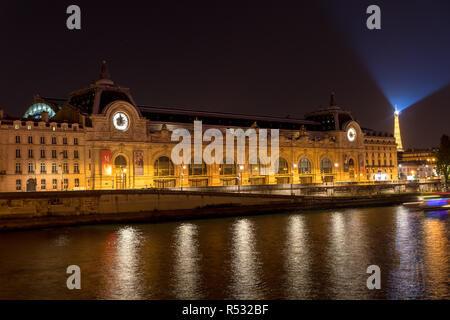 Musee d'Orsay in Paris bei Nacht Stockfoto
