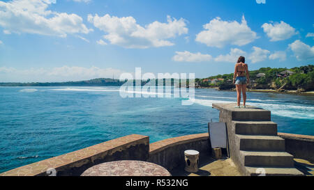 Luftaufnahme von Papakolea Green Sand Beach, Mahana Point Surf Ort junge Frau in Broken Strand Stockfoto