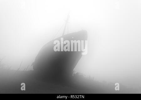 Alte Schiffswracks im Morgennebel. Schwarz/Weiß-Bild Stockfoto