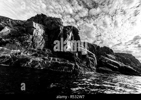 Küste der Barentssee im Norden polar Sommer. Schwarz-weiß-Bild. Arktischen Ozean, Halbinsel Kola, Russland Stockfoto