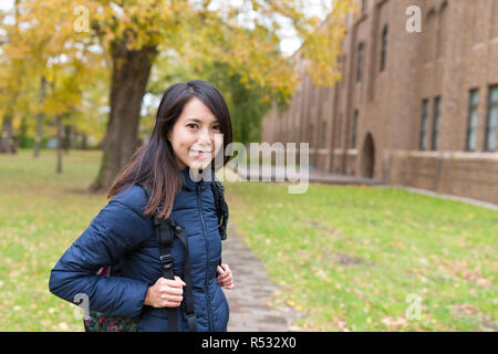 Junger Student an der Universität im Herbst Saison Stockfoto