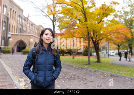 Student an der Universität im Herbst Saison Stockfoto