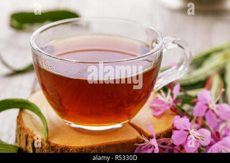 Traditionelle russische Kräutertee trinken Ivan - Tee in transparente Schale close-up auf hölzernen Tisch Stockfoto