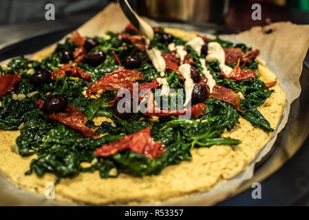 Vorbereitung einer pita Sandwich mit Grünkohl und hummus Stockfoto