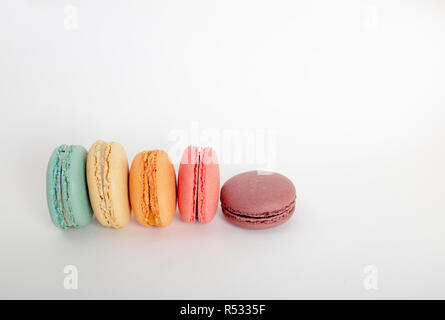 Bunte macarons Kuchen. Kleine Kuchen. Süß und bunt französische Makronen auf weißem Hintergrund, hohe Betrachtungswinkel mit Kopie Raum Stockfoto