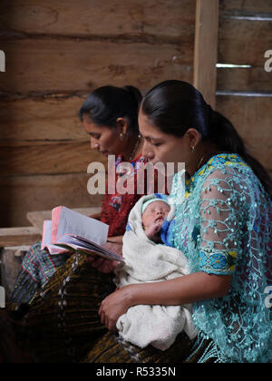 GUATEMALA Katholische Messe am Sonntag. Q'eqchi Indianer, Mütter und Kinder, in Limon Dorf, in der Nähe von El Remate, Peten. Stockfoto