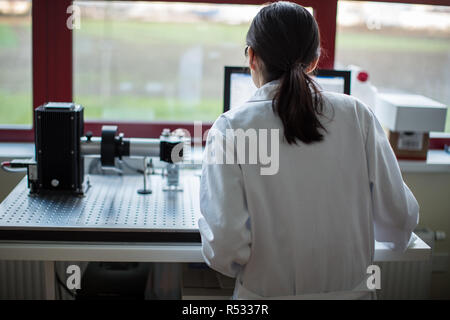 Portrait einer weiblichen Forscher Forschen im Labor (Farbe getonte Bild flach DOF) Stockfoto