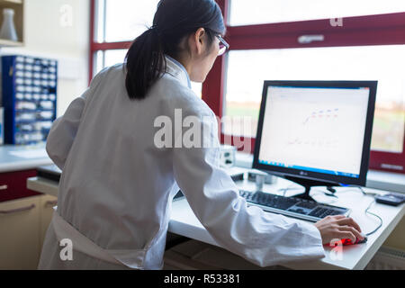 Portrait einer weiblichen Forscher Forschen im Labor (Farbe getonte Bild flach DOF) Stockfoto