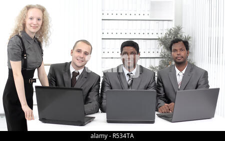 Portrait der Arbeitnehmer am Arbeitsplatz im Büro Stockfoto