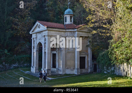 Sacro Monte di Varese, Unesco Weltkulturerbe. Die Besucher gehen entlang der Kapellen, bis Sie die Spitze des Berges erreicht. Dritte Kapelle Stockfoto